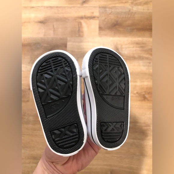 New In Box Hello Kitty Converse - Picture 7 of 7